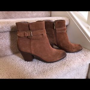 * SOLD* Chestnut booties!